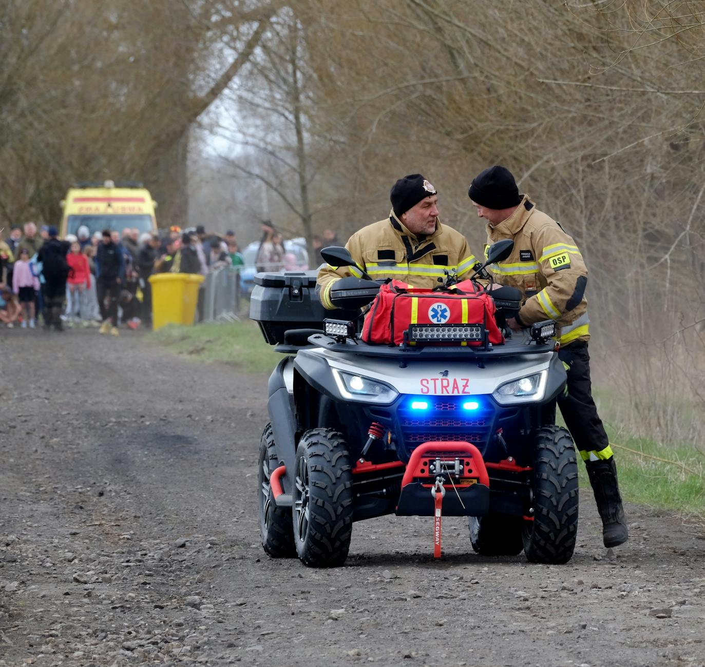 Strażacy OSP w Sławnie walczą z roztopami, pompując wodę z zalanych terenów