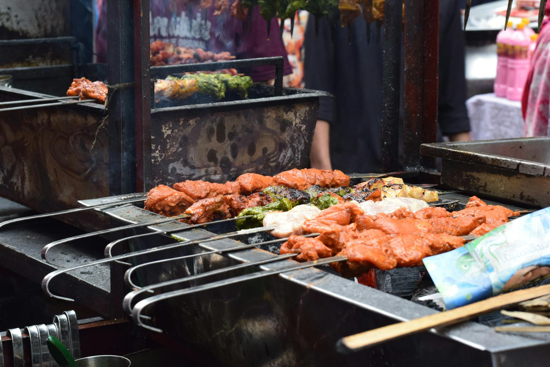Plakat zapowiadający Festiwal Smaków Food Trucków w Sławnie w 2026 roku, obok symbol segregacji śmieci.